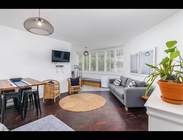 1 BEDROOM APARTMENT TO LET IN SEA POINT